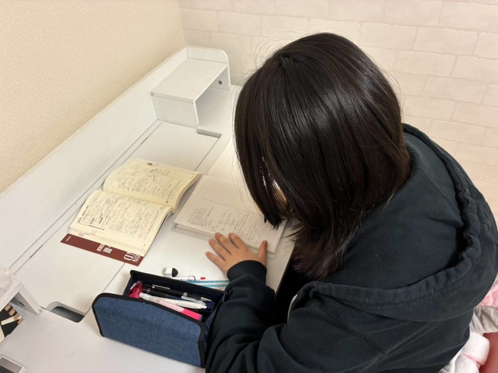 明道中学校出身、藤島高校2年生の久保ゆづきさんの勉強する姿